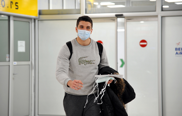 Вук Вујсић стигао у Србију из Вухана: Пет дана путовао до Београда, преплашени родитељи га сачекали на аеродрому (ФОТО)